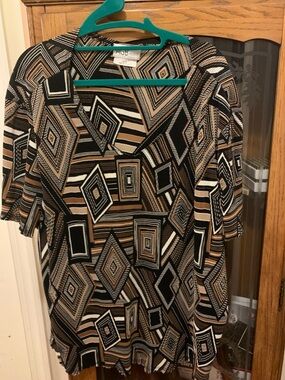 AGB Geometric Print Short Sleeve Top in Black and Brown